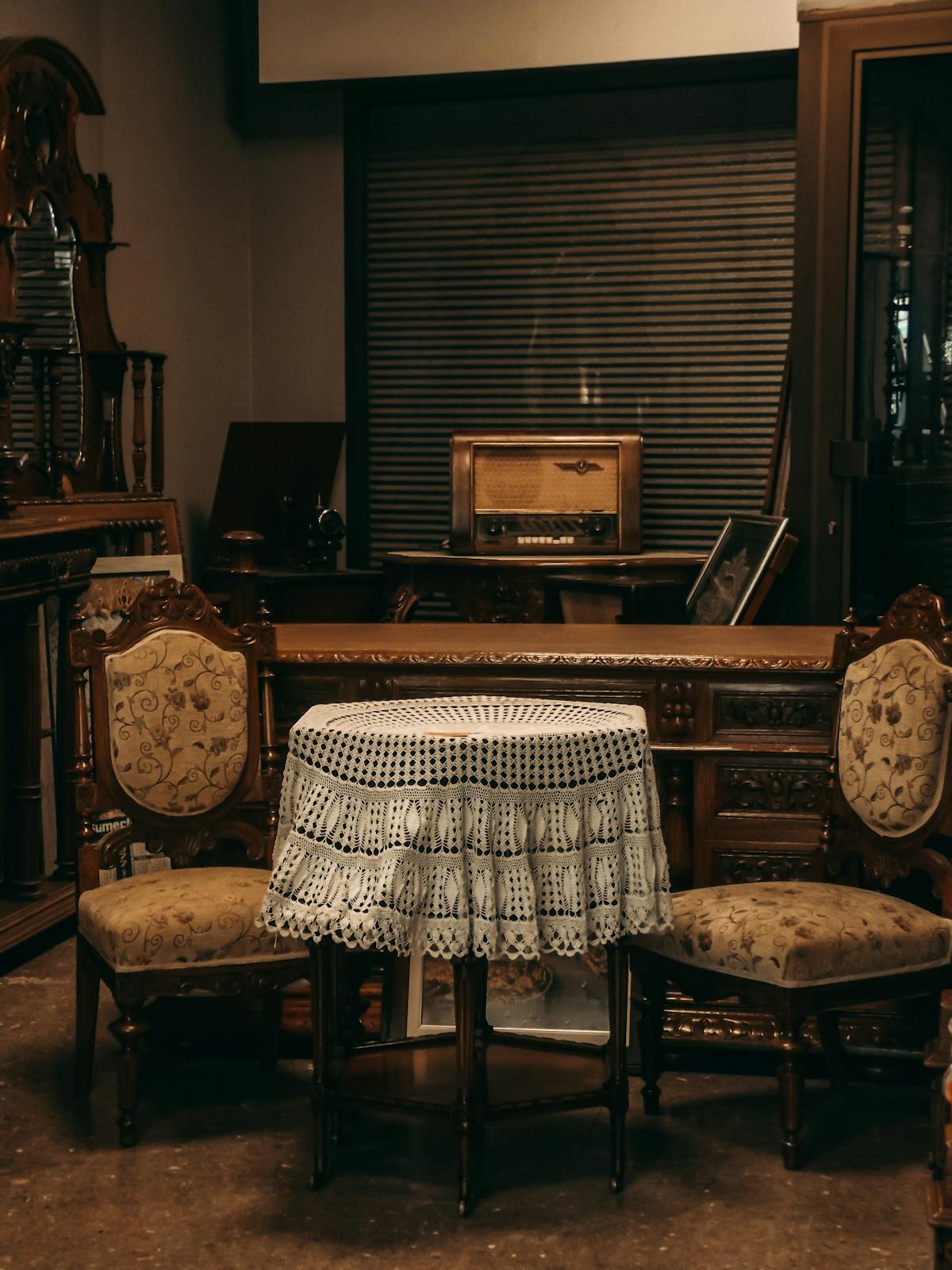 Wohnzimmer mit antiken Möbeln, Spitzendecke und altem Radio, typisch für eine Haushaltsauflösung mit Wertgegenständen.