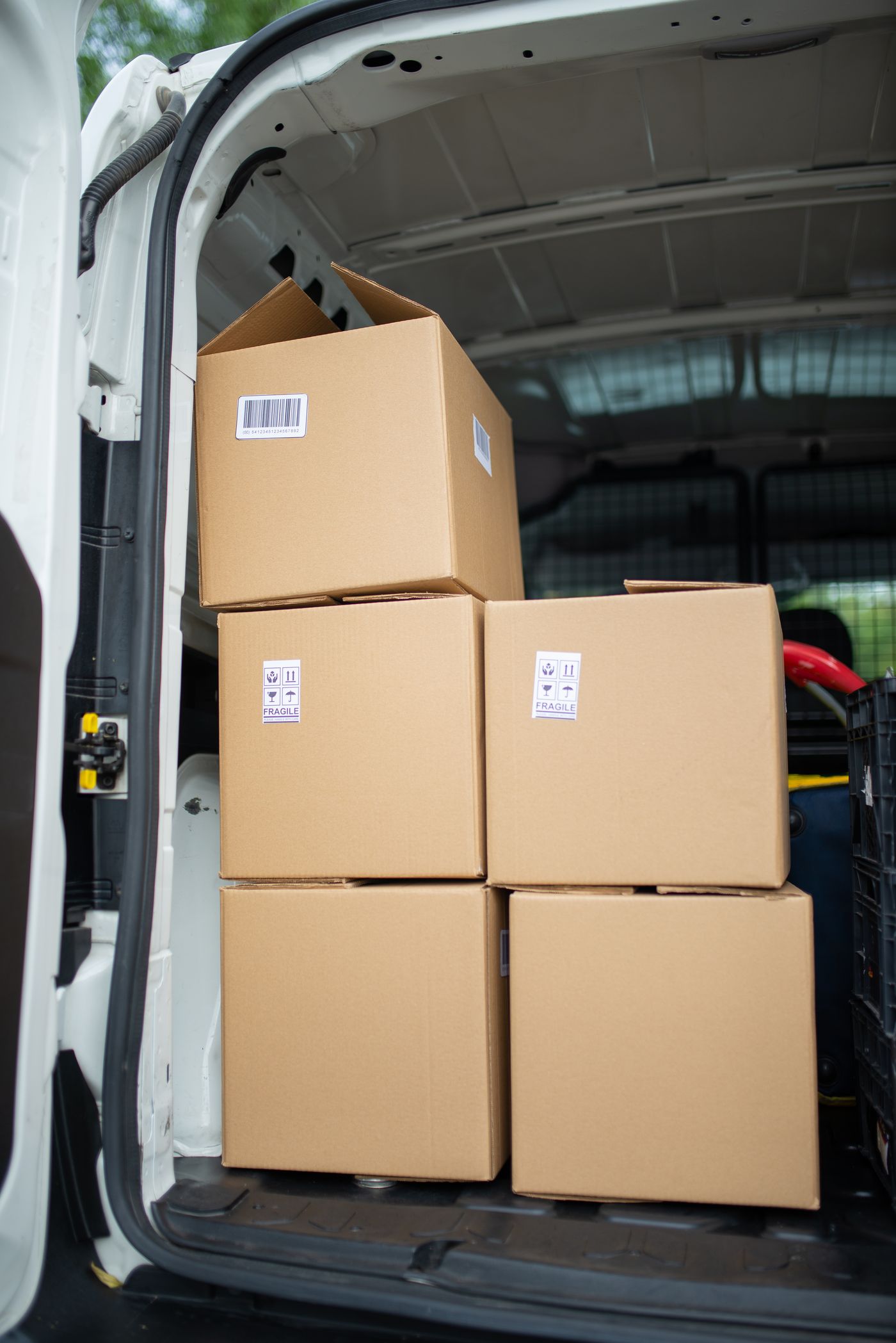 Beladener Transporter von Hiwa mit gestapelten Umzugskartons, bereit für die nächste Räumung in Köln.